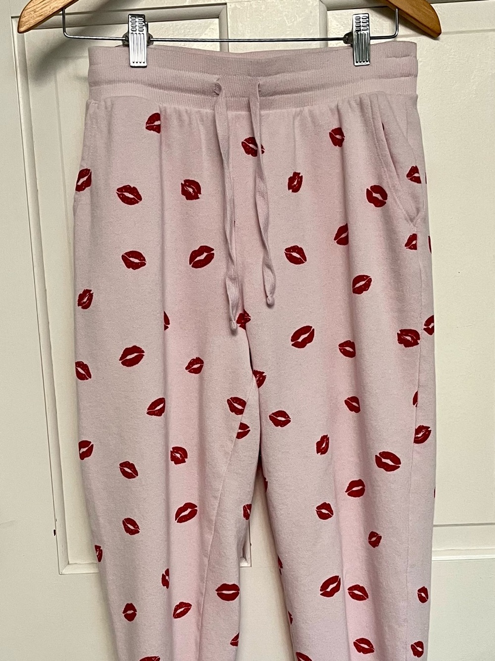 Colsie Women’s Pink Lip-Print sweatpants